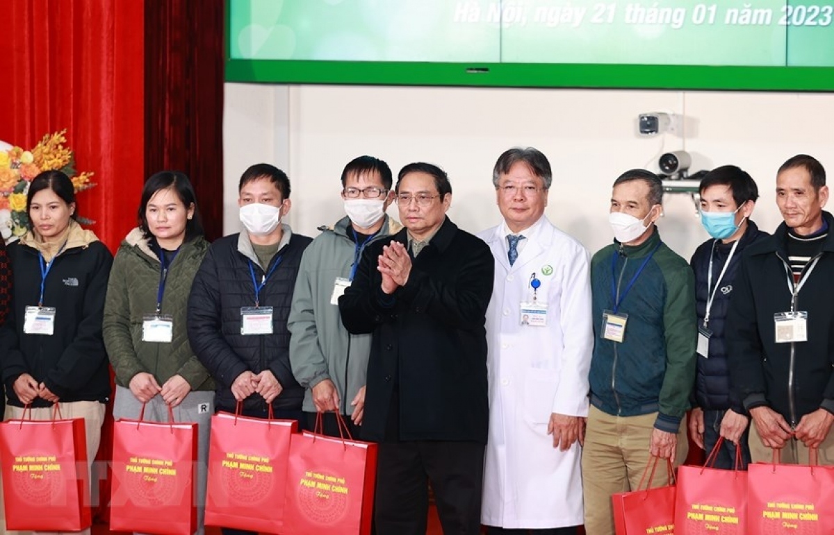 PM pays lunar New Year’s Eve visit to doctors in Hanoi